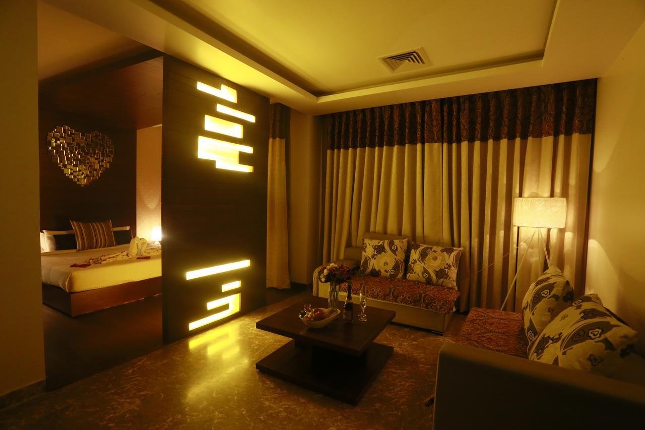 Hotel Alleviate Агра Екстериор снимка