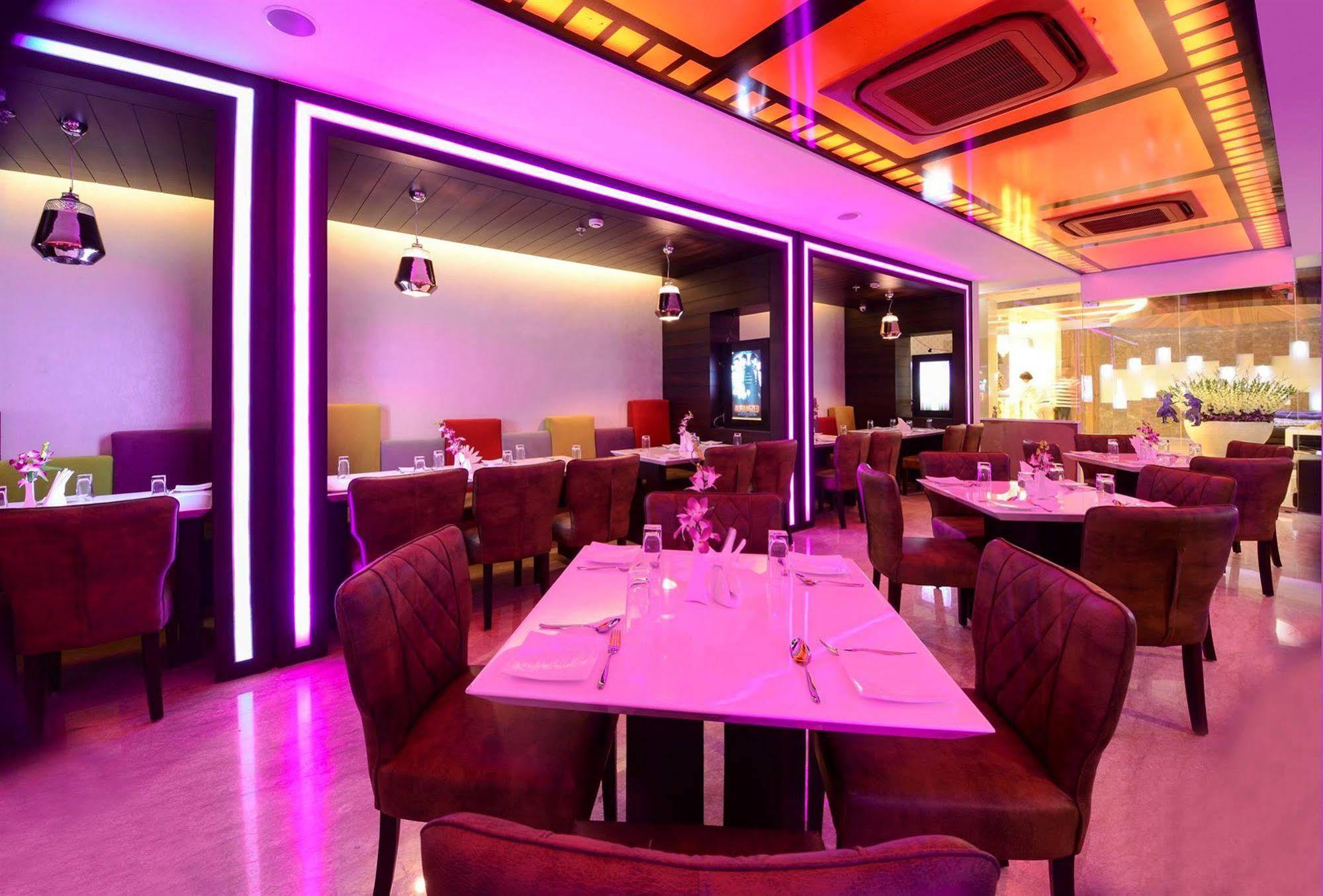 Hotel Alleviate Агра Екстериор снимка