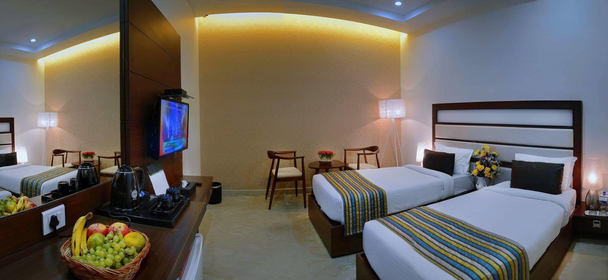 Hotel Alleviate Агра Екстериор снимка