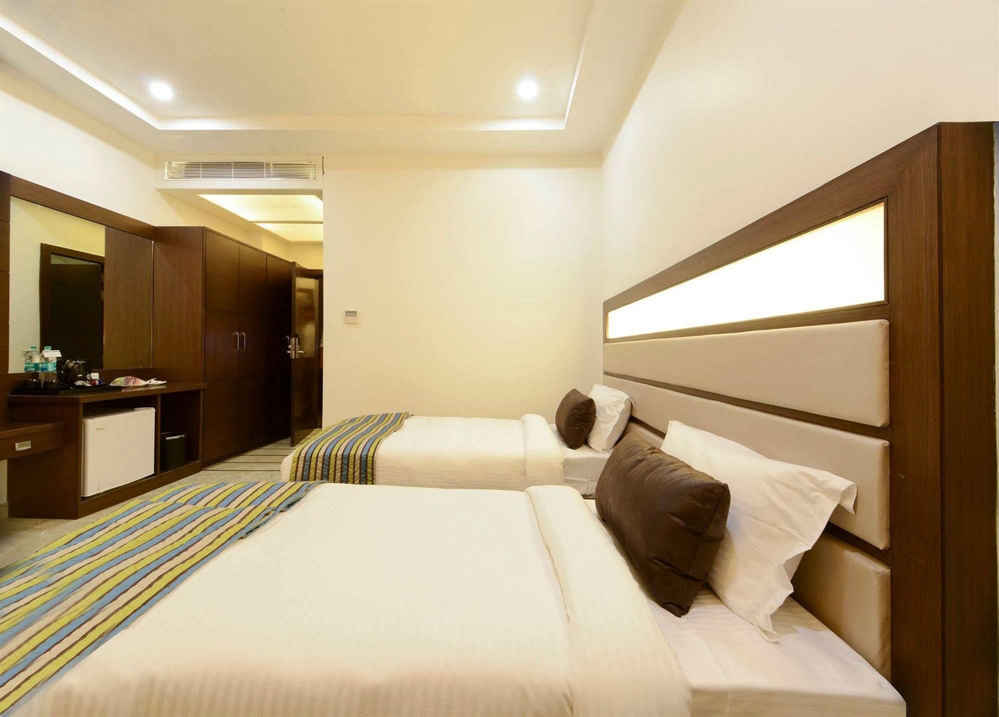 Hotel Alleviate Агра Екстериор снимка