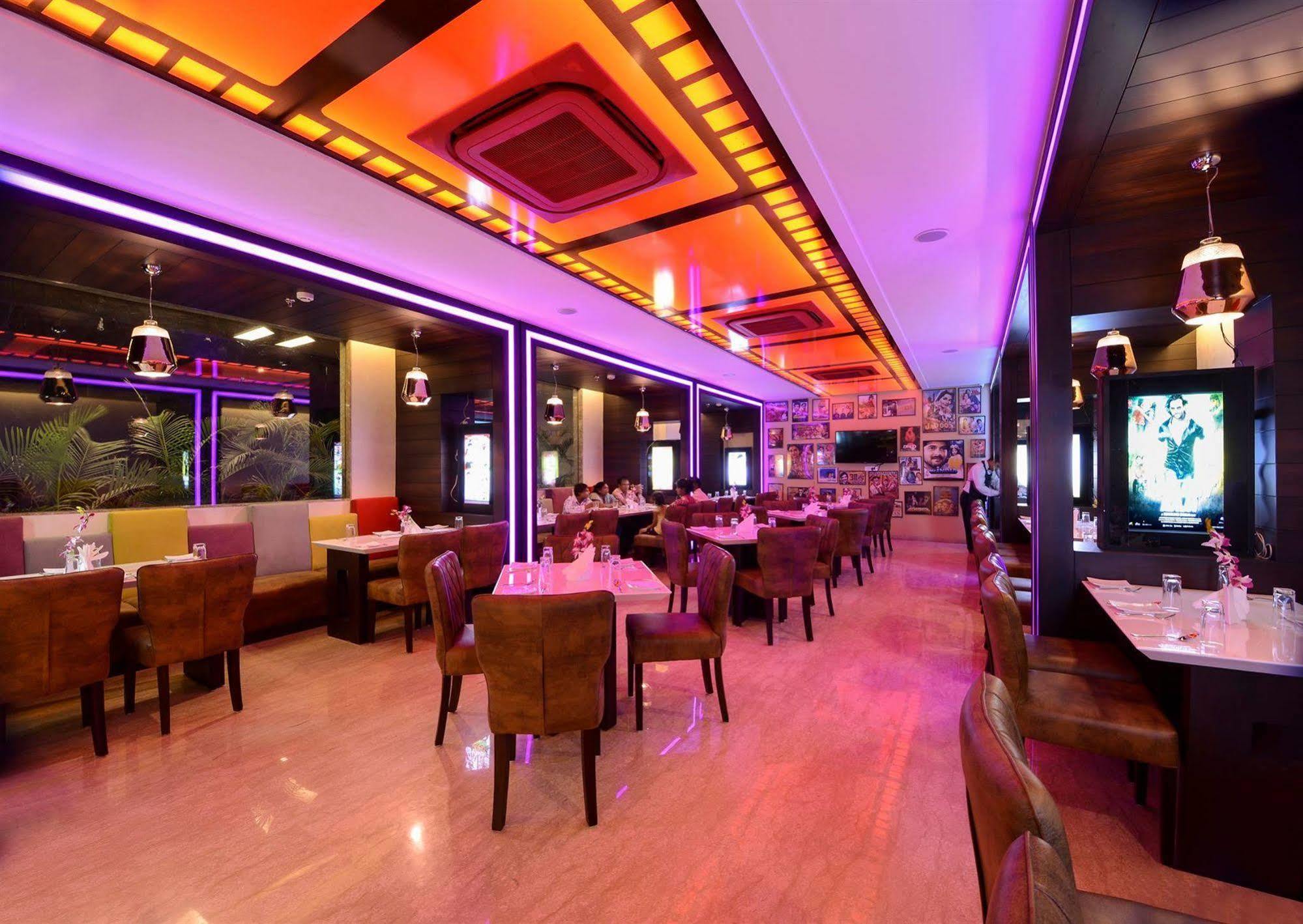 Hotel Alleviate Агра Екстериор снимка