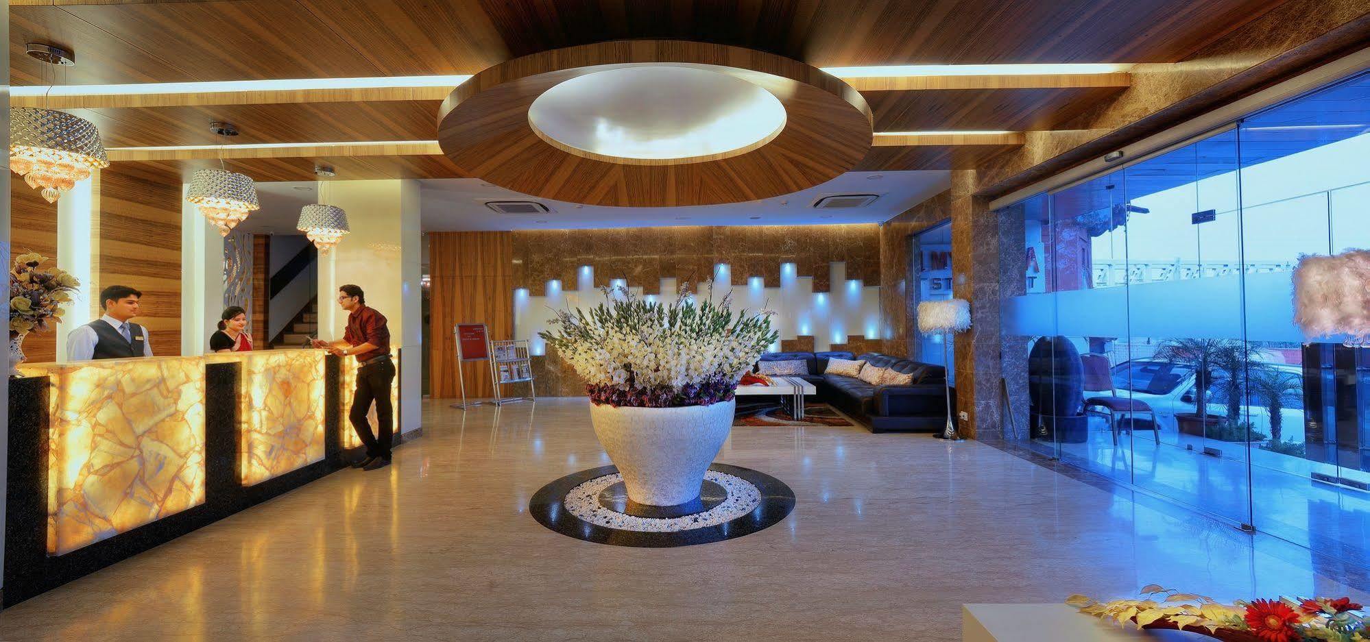 Hotel Alleviate Агра Екстериор снимка